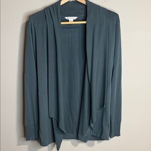 Athleta Pranayama Restore Wrap with thumb holes and pockets XXS